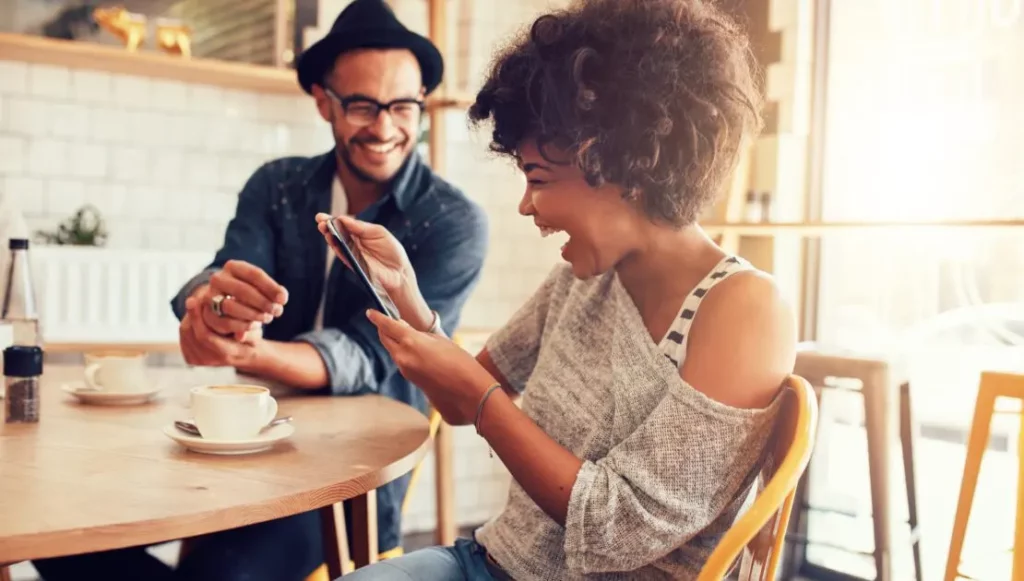 foto pareja feliz EnerWisely, picture, foto, Happy couple saving money shopping the best deal for electricity plans